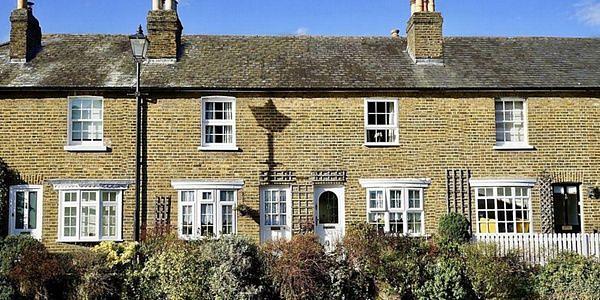 Row of honey-coloured stone cottages in Kingham, one of the Cotswolds' prettiest villages