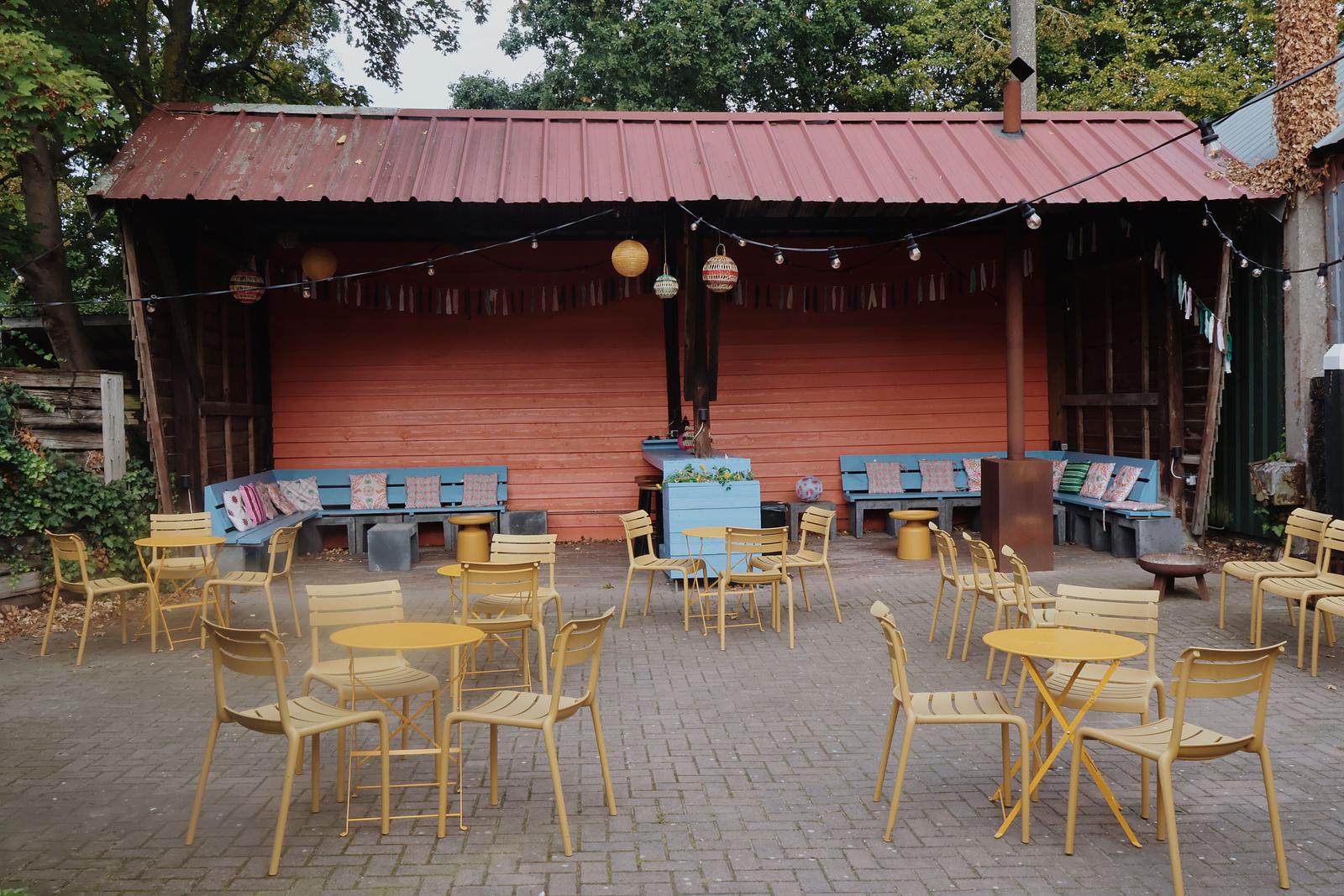 Covered terrace beside the room at Eigen Wijze