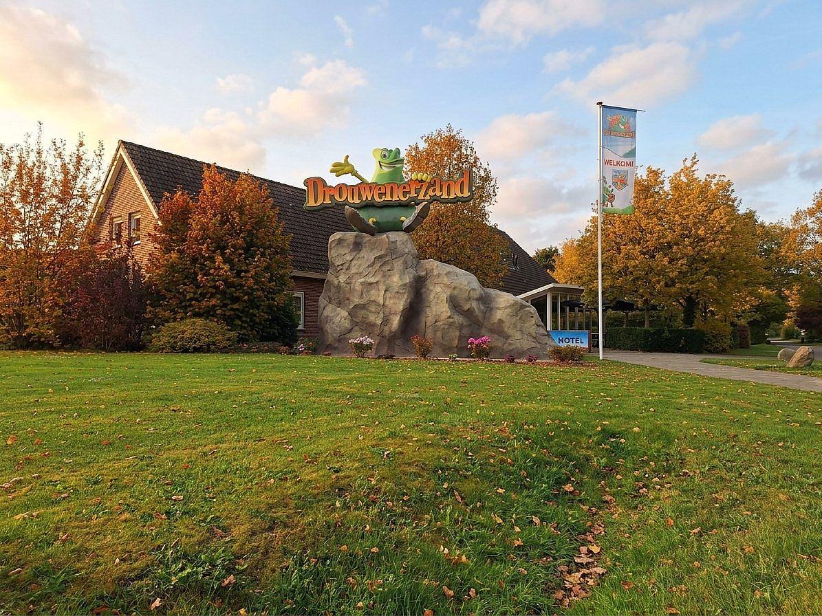 Entree van het hotel van Drouwenerzand in herfstsfeer