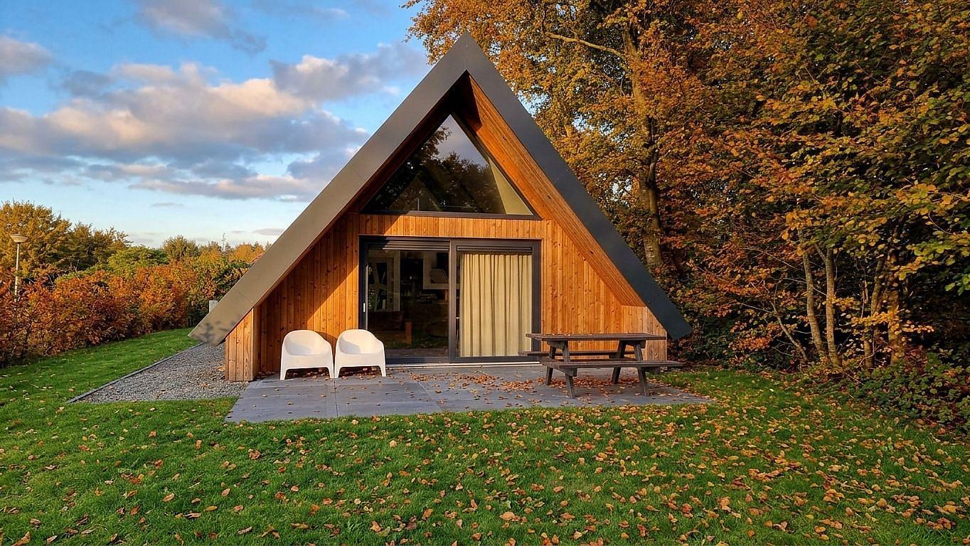 A-frame vakantiehuis met terras in de herfst, Vakantiepark Drouwenerzand