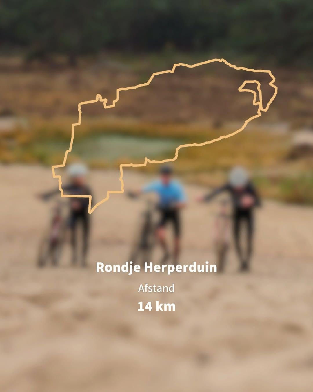 Zware route door agrarisch gebied met veel karresporen en onderhoudspaden
