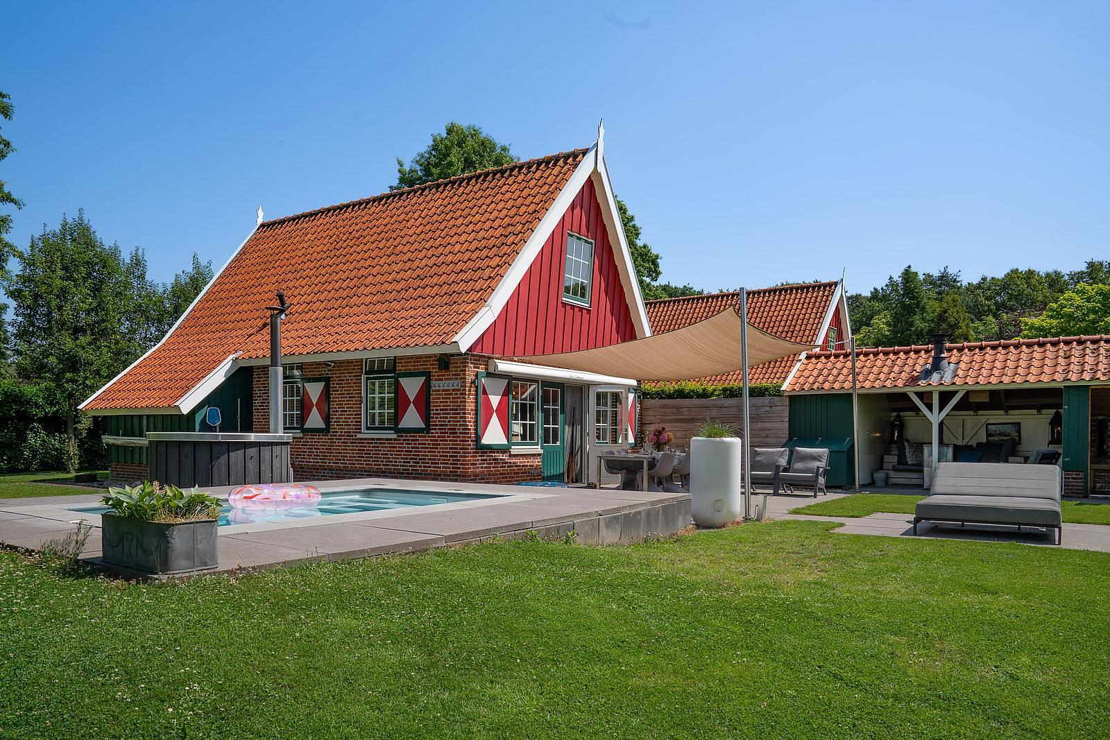 hottub, sauna en zwembad prive bij je vakantiehuis Onthaasten in de Achterhoek