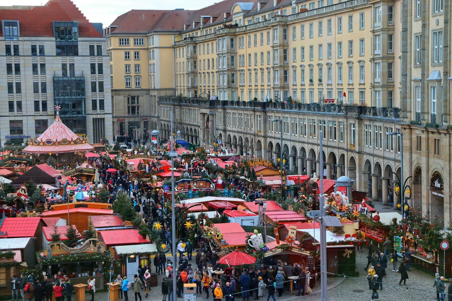 Drukte bij de kraampjes van een Duitse kerstmarkt, sfeerbeeld bij de kerstmarkt in Aken