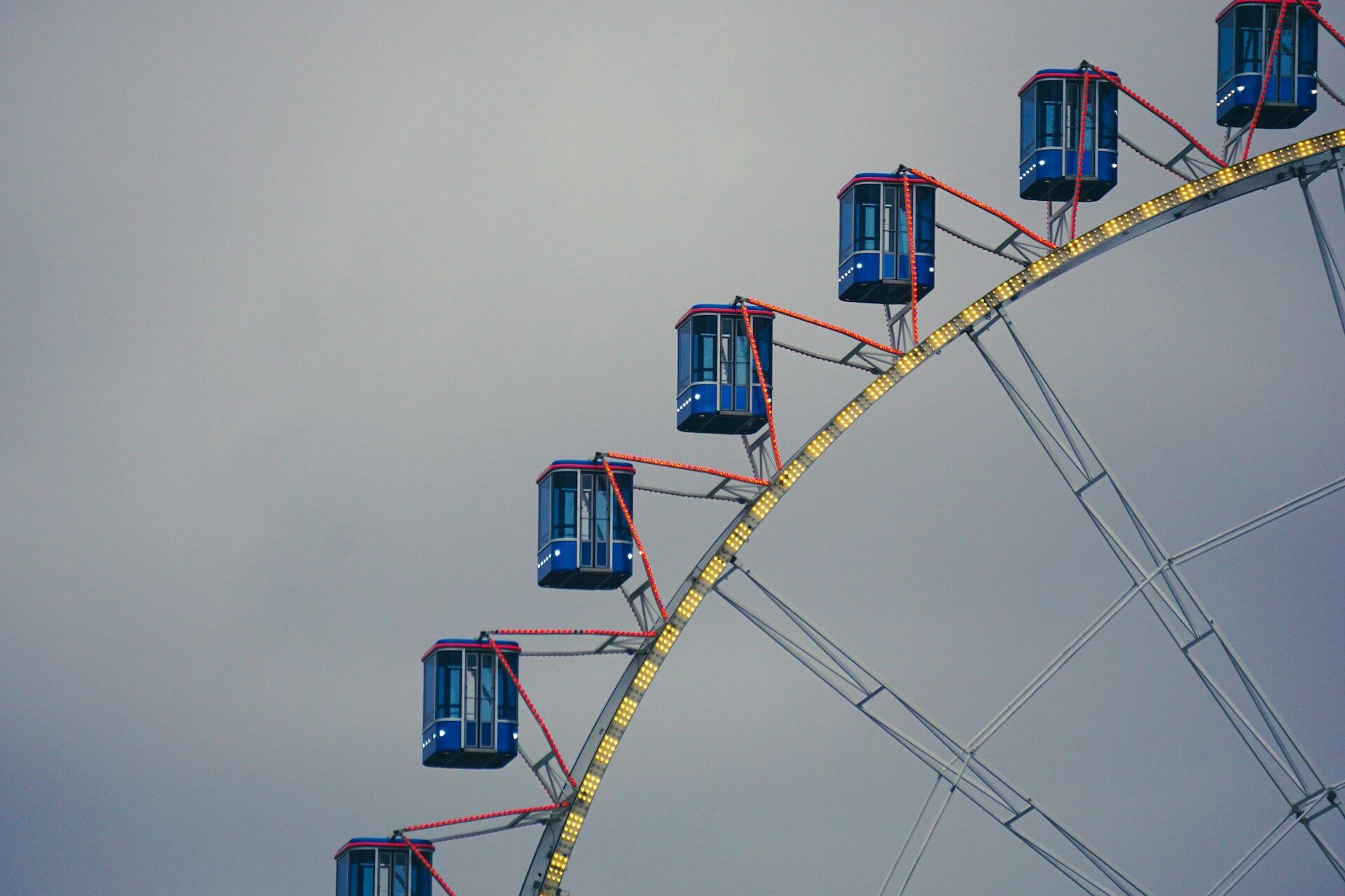 Reuzenrad op een Duitse kerstmarkt, sfeerbeeld bij de kerstmarkt in Bonn