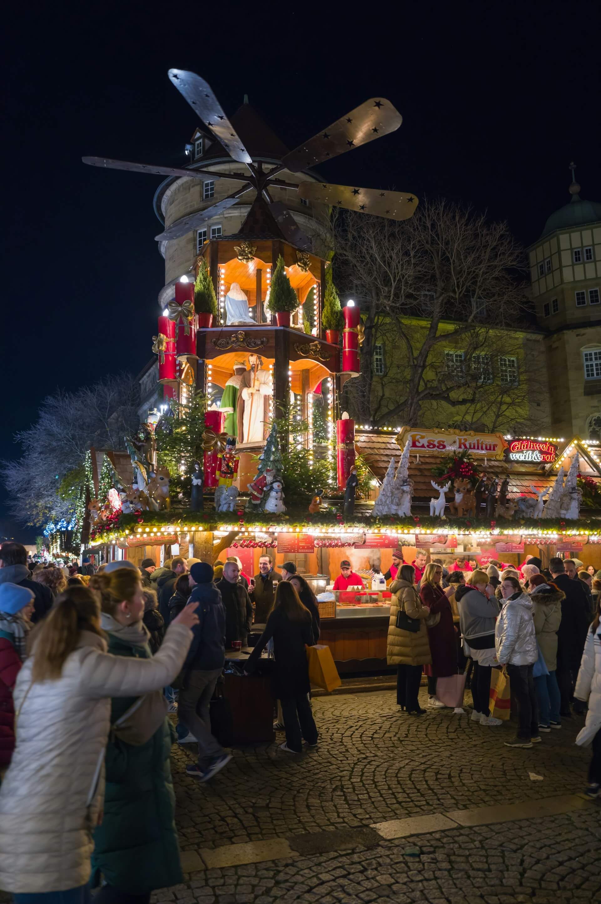 Verlichte kraampjes en bezoekers op een kerstmarkt, sfeerbeeld bij de kerstmarkten in Düsseldorf