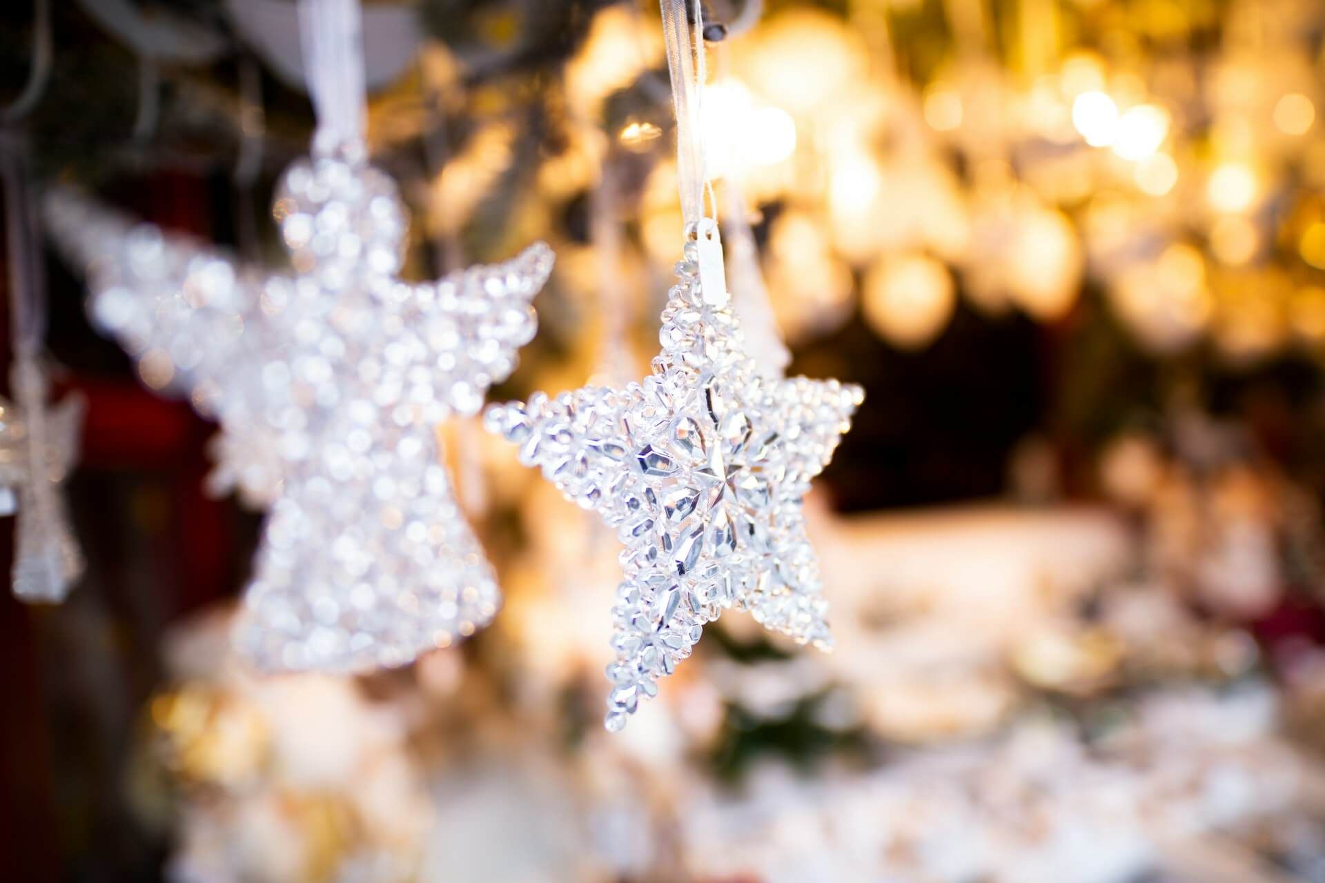 Glazen kerstornamenten met engel en ster, sfeerbeeld bij de kerstmarkt in Monschau