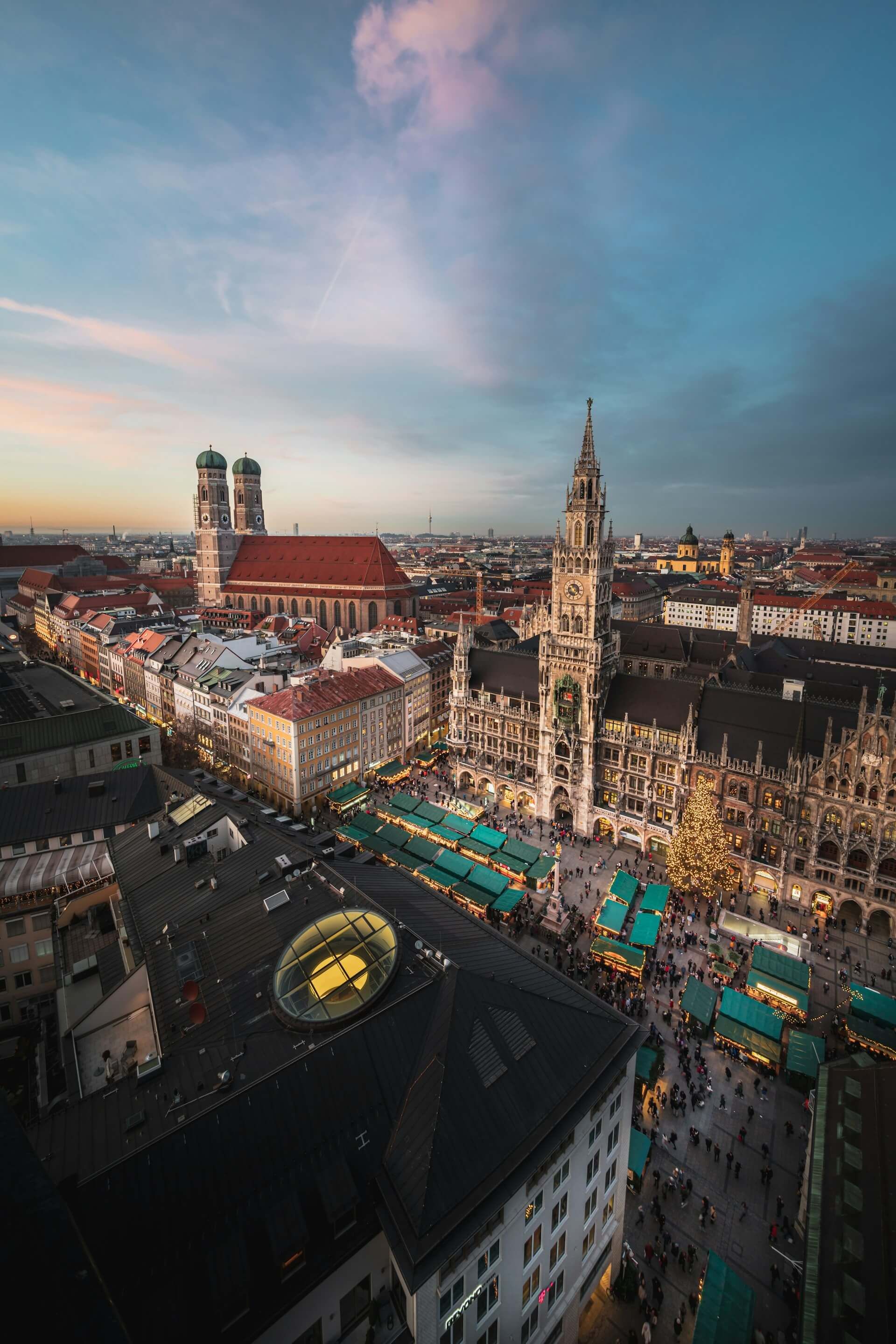 De kerstmarkt op de Marienplatz in München van bovenaf, met de Frauenkirche