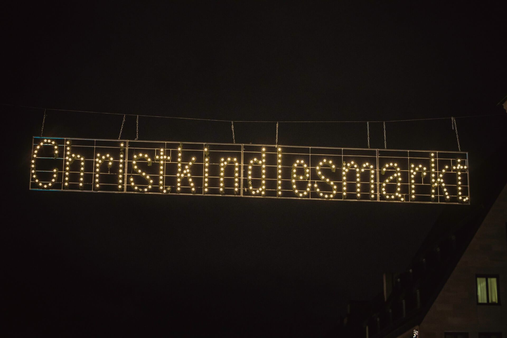 Verlicht bord van de Christkindlesmarkt in Neurenberg
