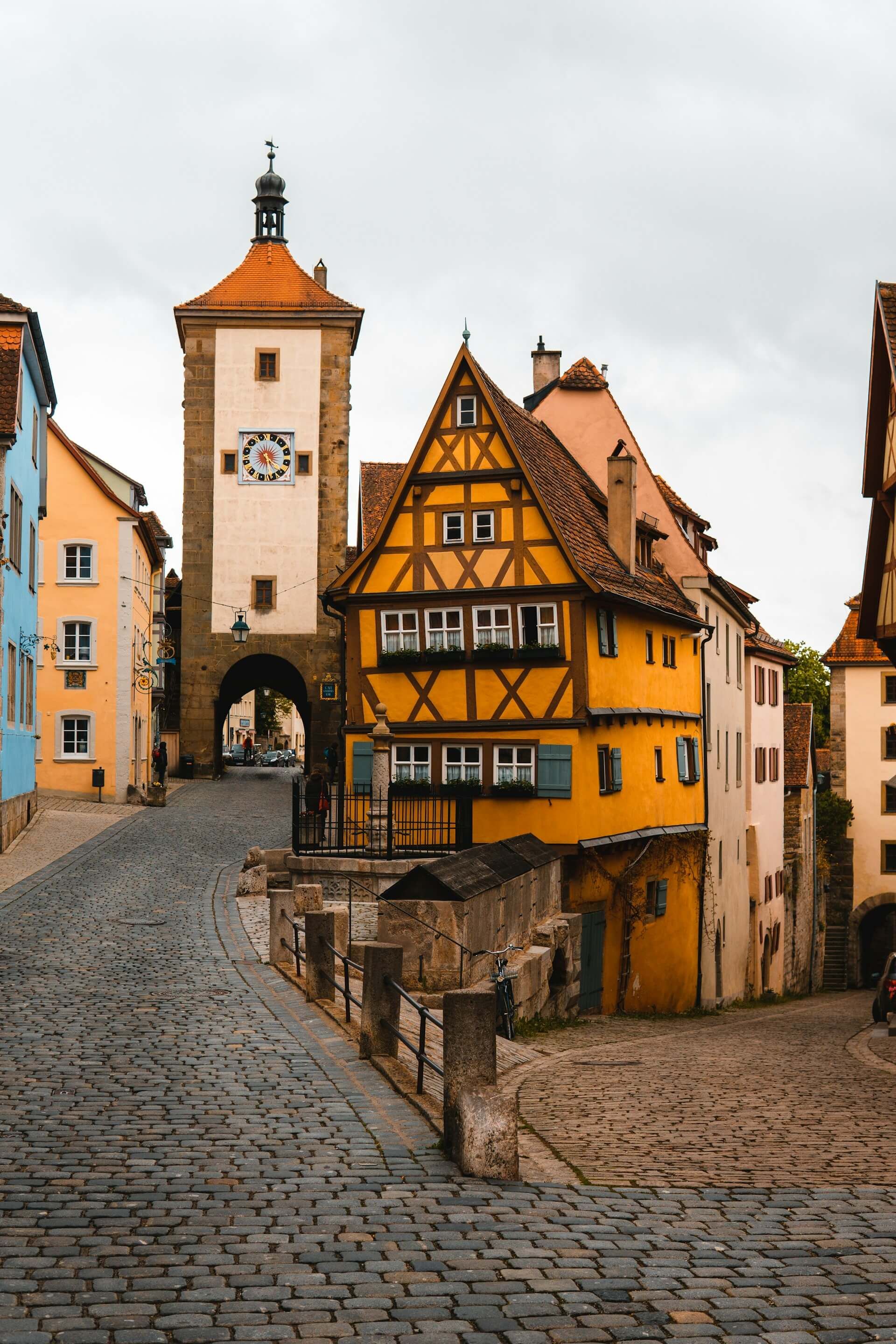 Kinderkopjesstraat met een klokkentoren in de oude binnenstad van Rothenburg ob der Tauber