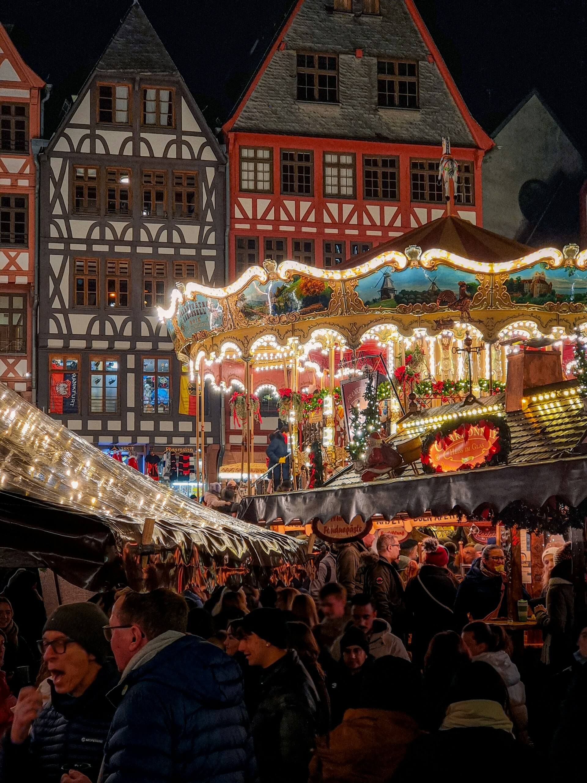 Draaimolen op een drukke kerstmarkt in de avond, sfeerbeeld bij de historische kerstmarkt in Osnabrück