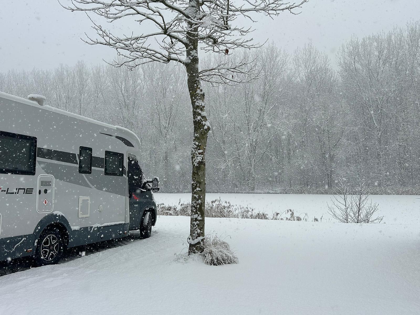 camper in de sneeuw