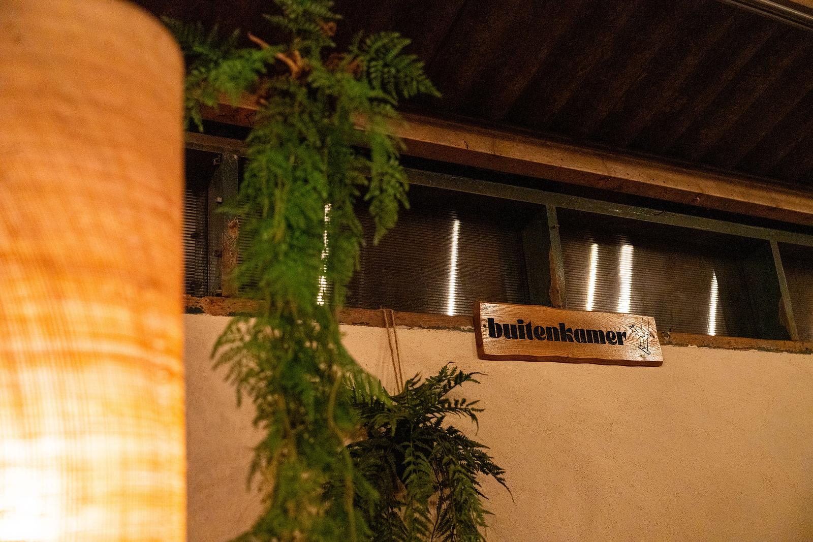 Bordje buitenkamer