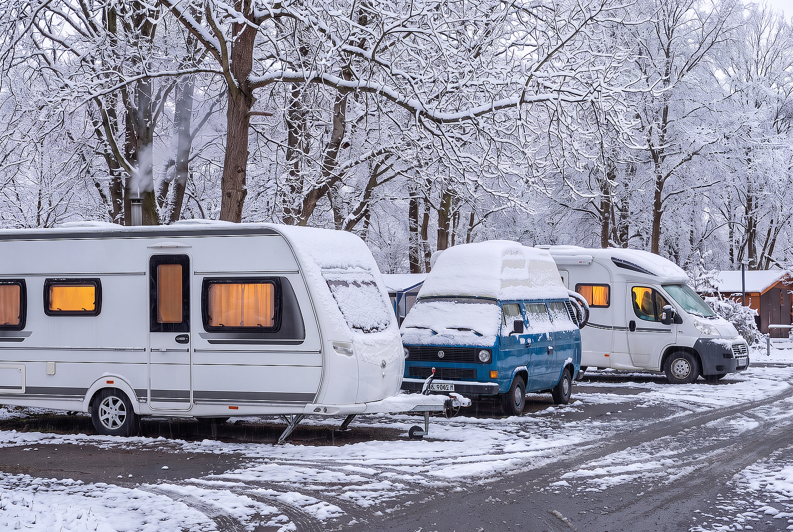Verschneiter Stellplatz im Winter