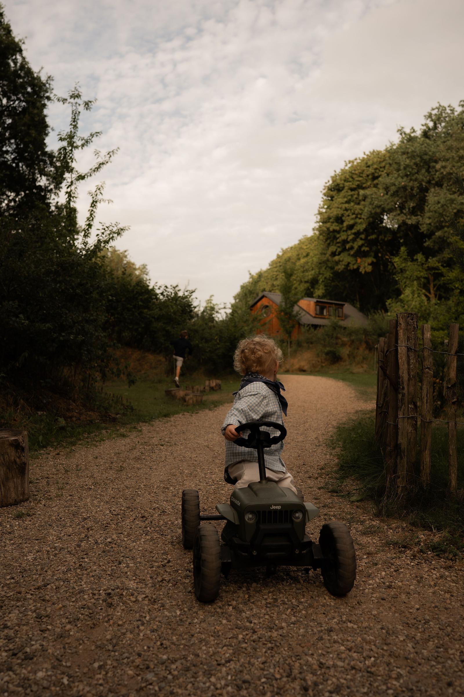 Autootje kind buiten oak house