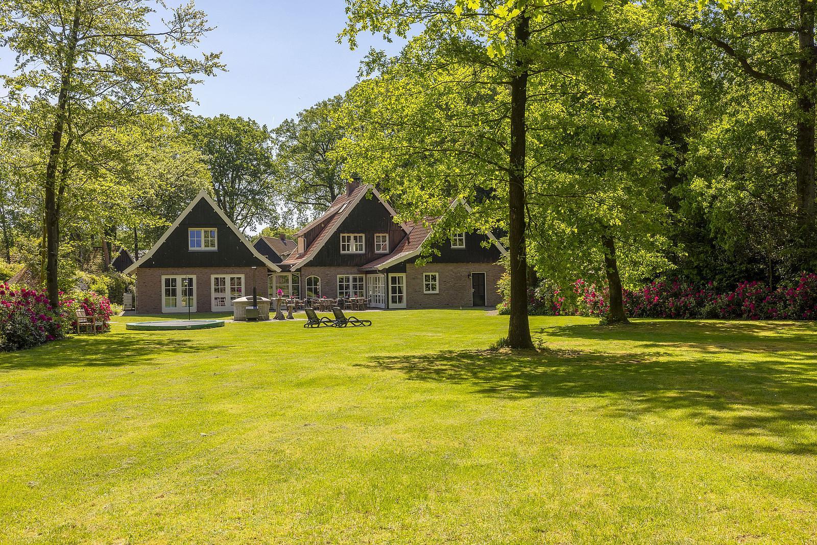 Het Landhuis among the trees with a spacious garden
