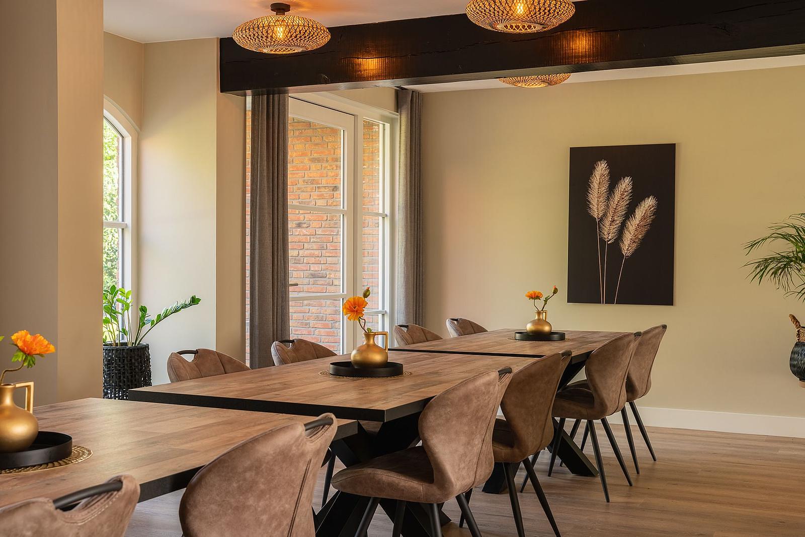 Large dining table in Het Landhuis