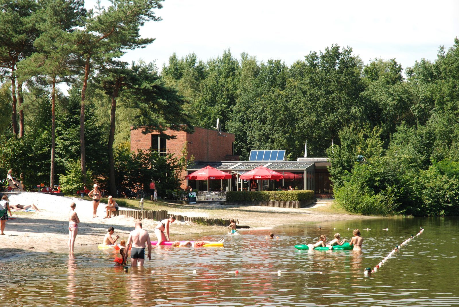 Zwemvijver met ligstrand