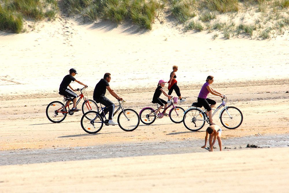 Fietsen op het strand in Zeebrugge Holiday Suites