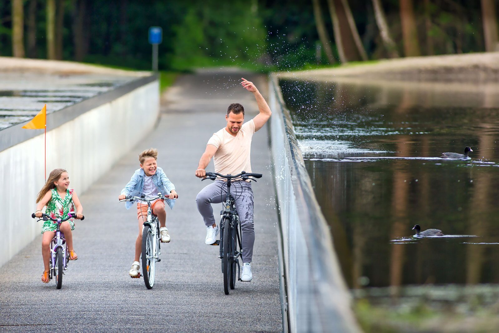 Fietsen door het water