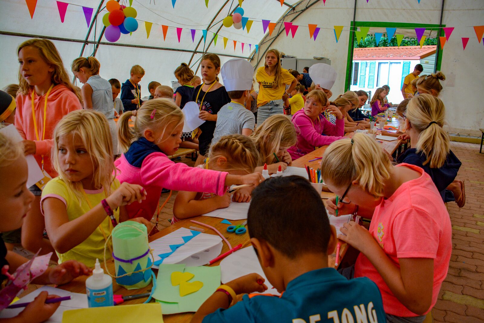 Kinderen aan het knutselen in kinderland