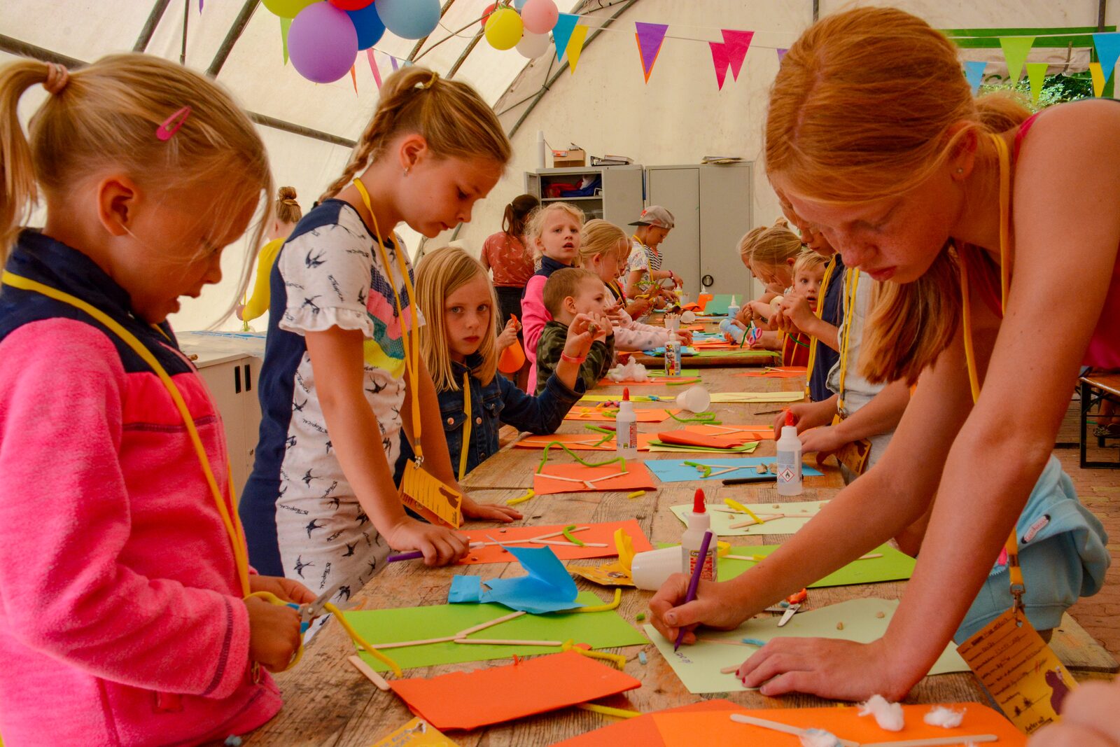 Kinderen aan het knutselen in kinderland