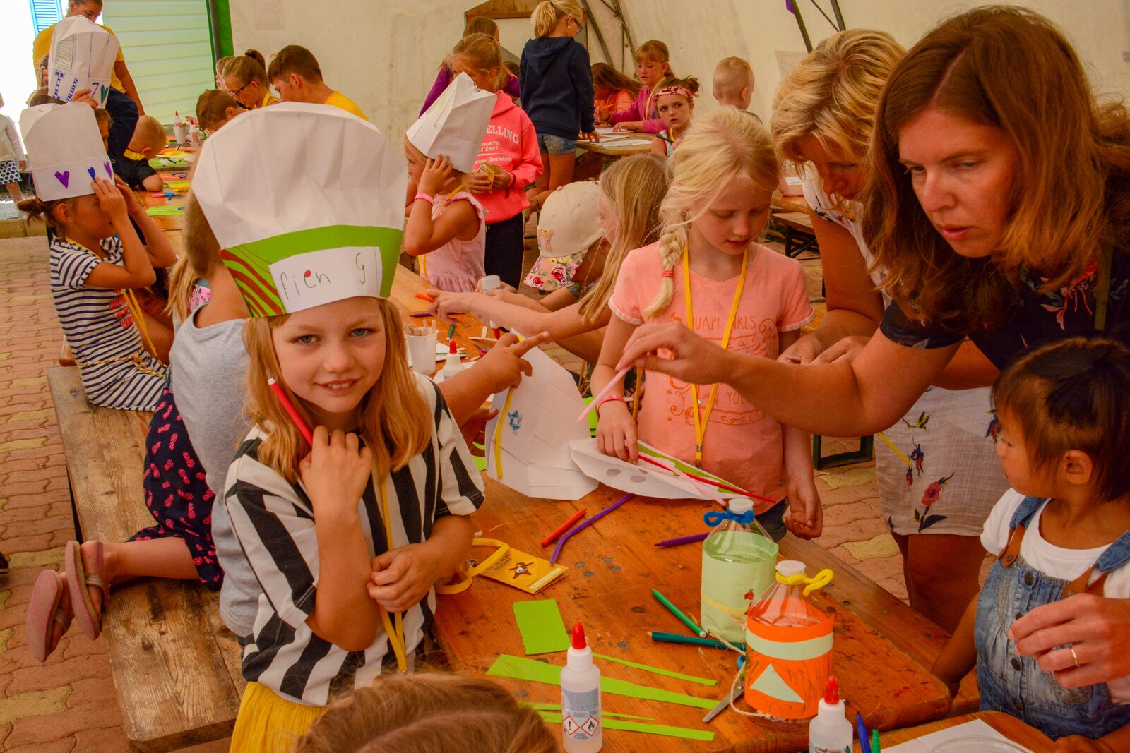 Kinderen aan het knutselen met moeders