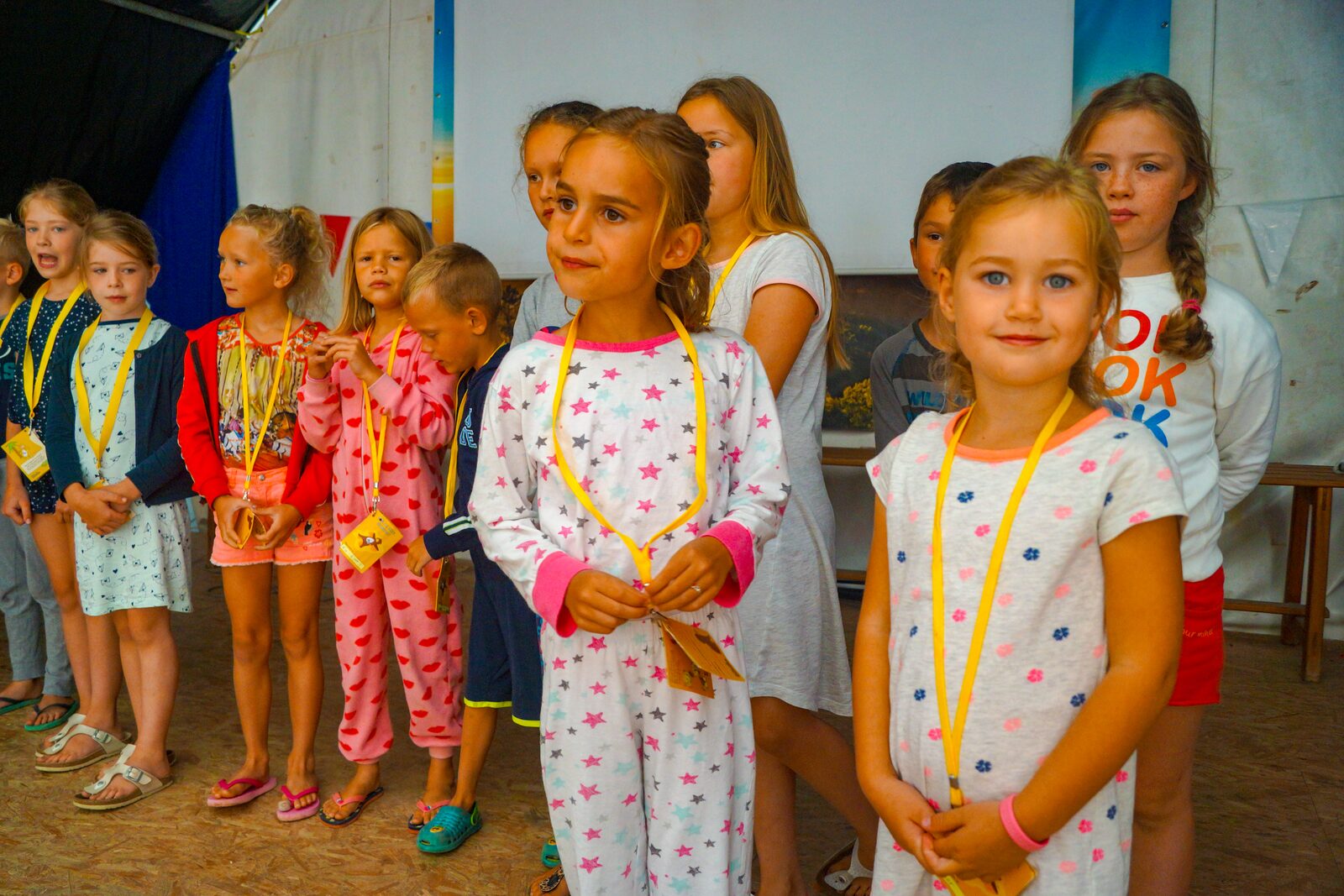 Kinderen in pyama met ketting kaartje om de nek