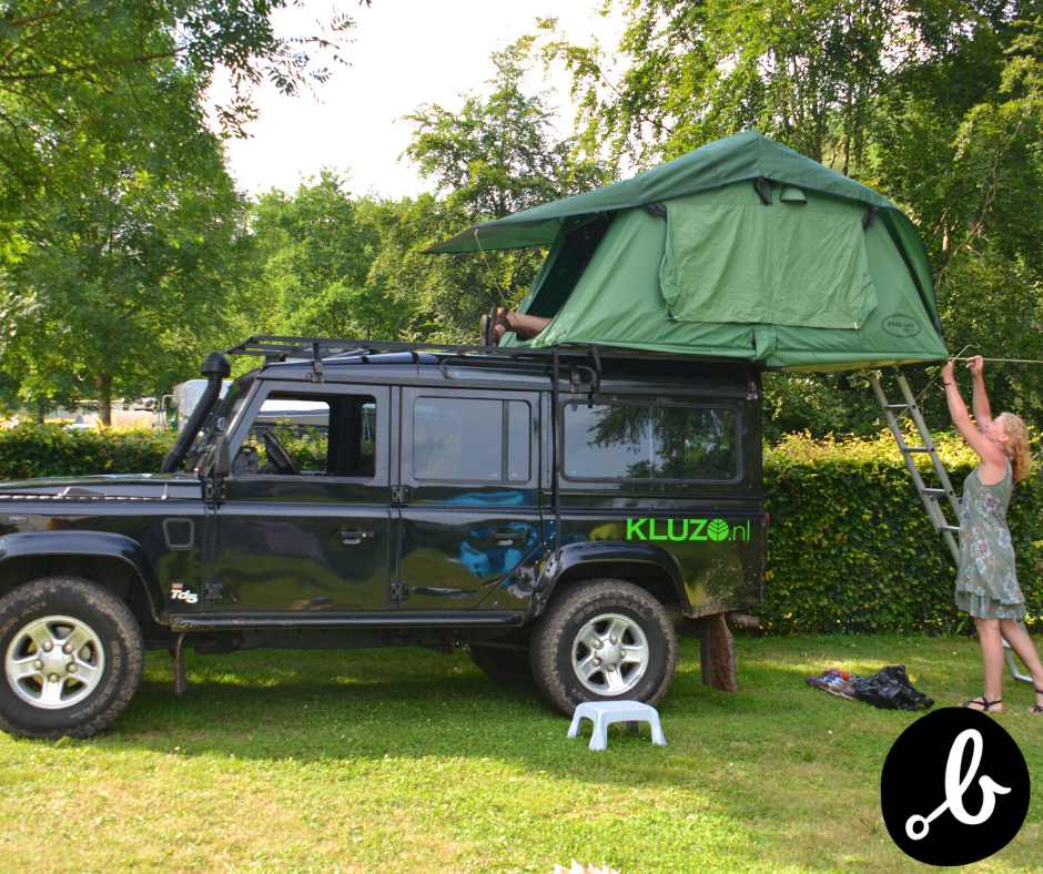 opzetten tent op jeep kamperen