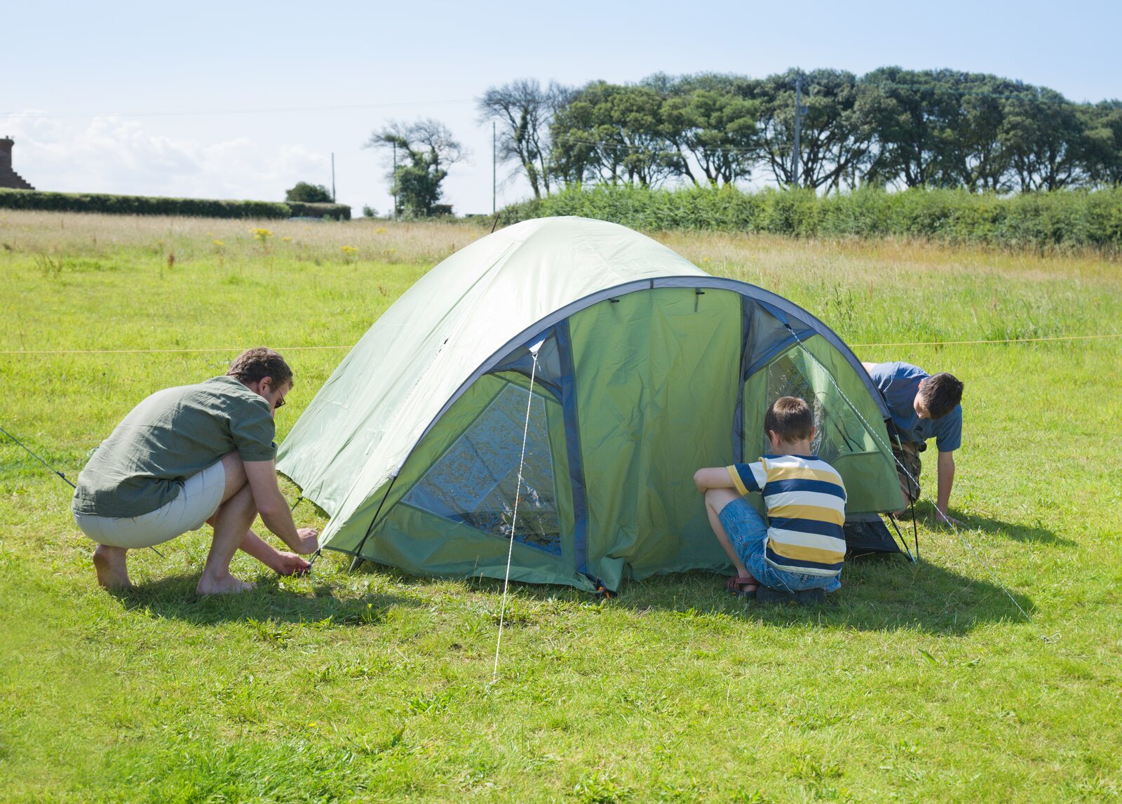 opzetten tent vader zoon weiland