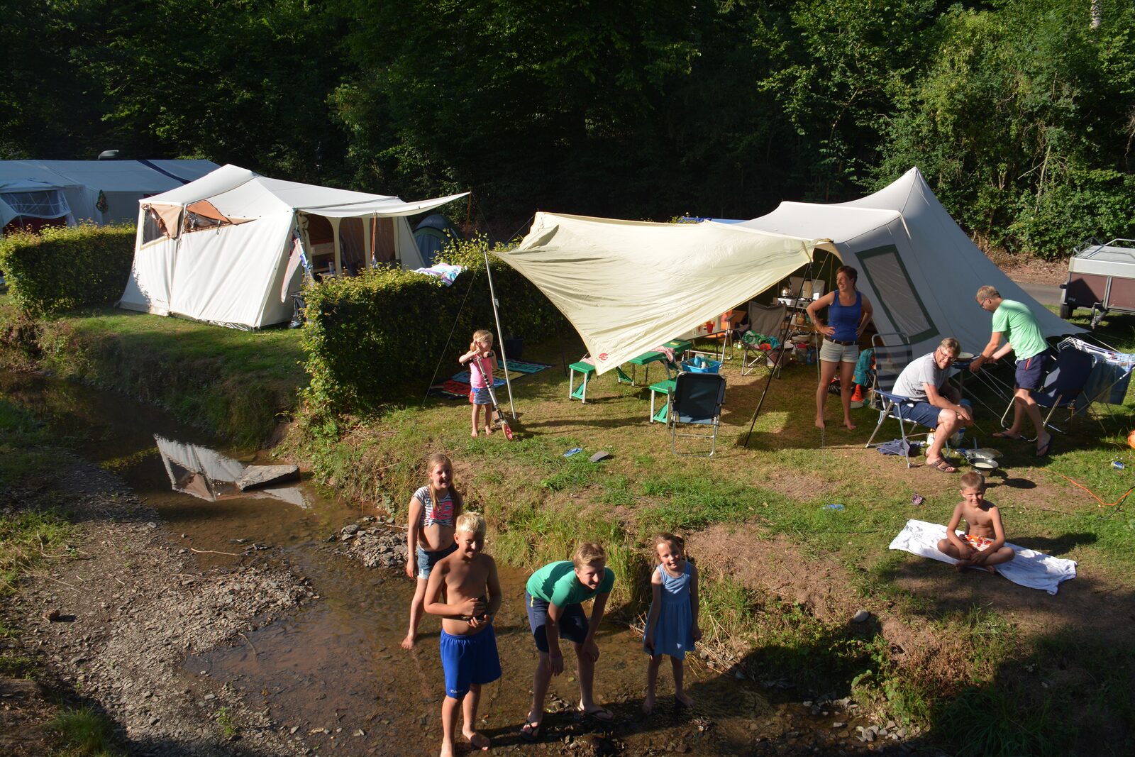 tent tenten kampeerplek gezin familie vakantie