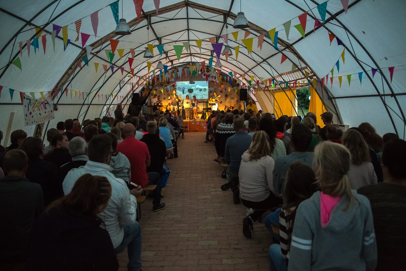 Mensen in tent feest vlaggetjes geloven sing in