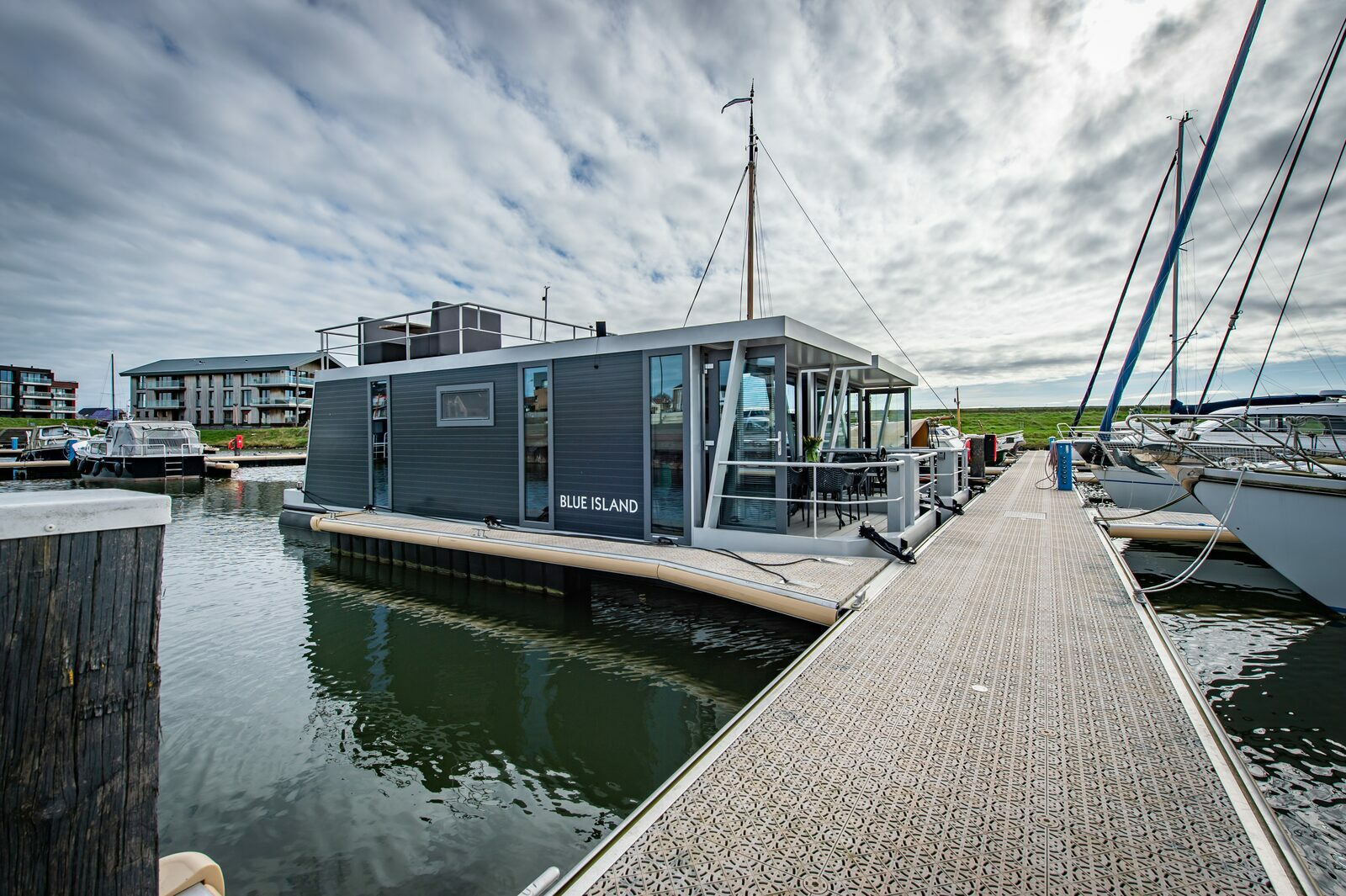 Uniek overnachten in een waterlodge op het Veerse meer