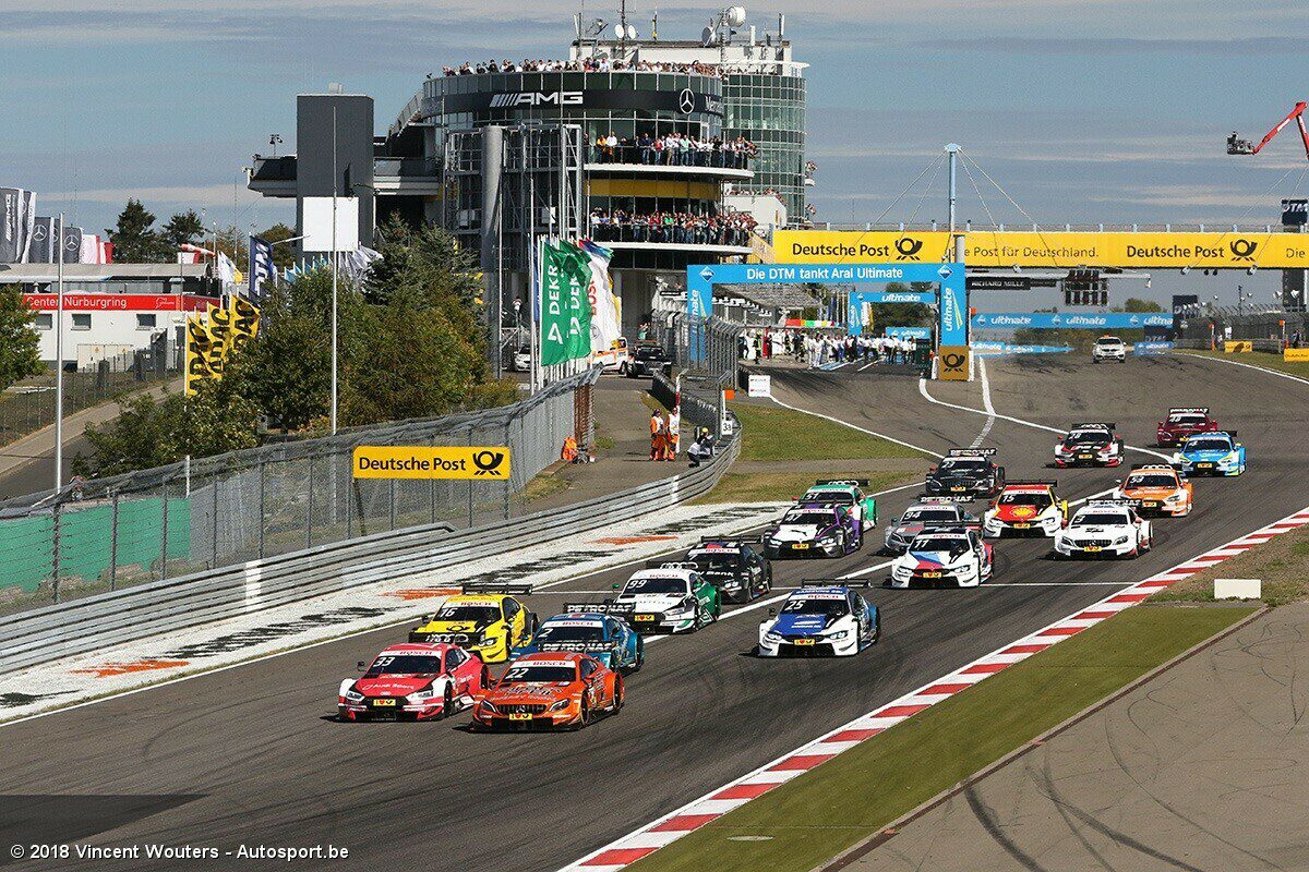 Auto's die aan het rijden zijn op het circuit van Zolder