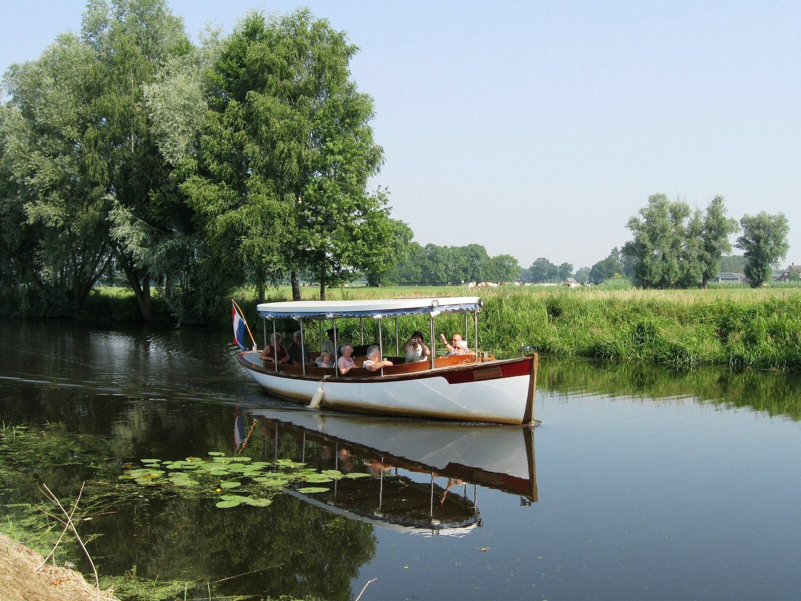 Rondvaartboot op de Regge