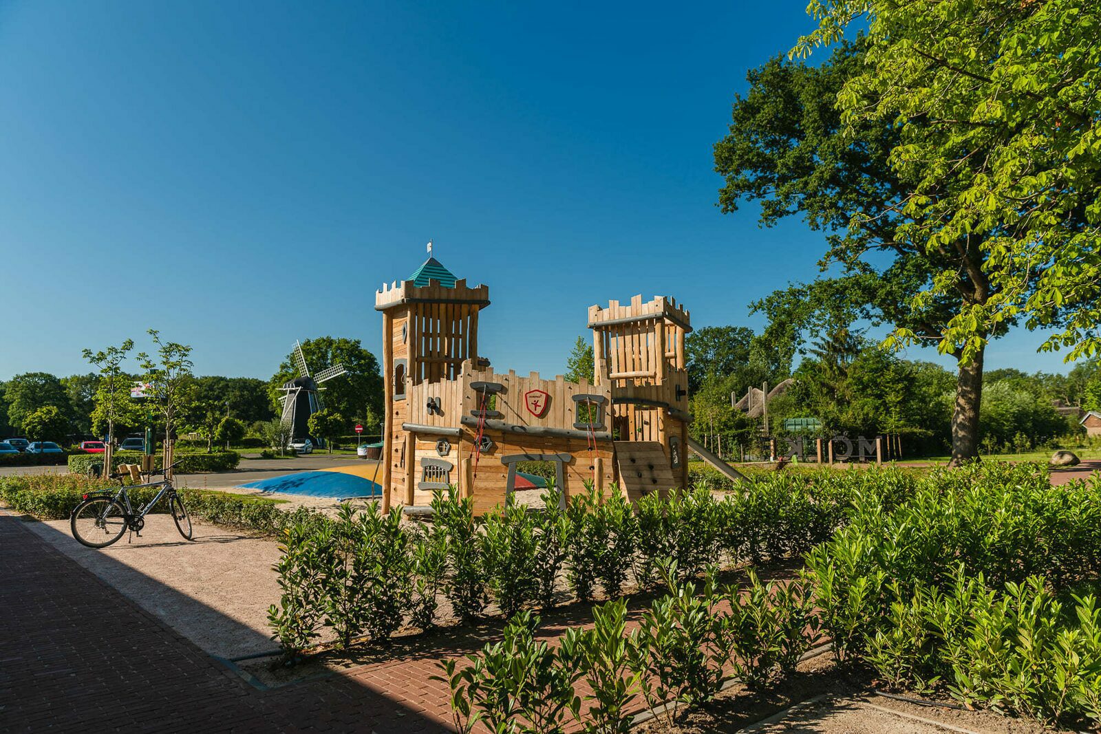 Grote buitenspeeltuin met airtrampoline